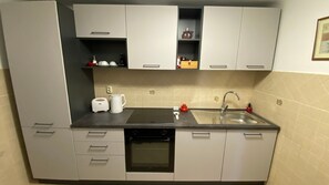 Fridge, oven, stovetop, dishwasher