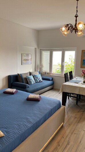 Smart TV, DVD player, stereo