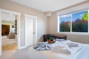 2 bedrooms, WiFi, bed sheets - 2BR Hideaway: Bar Vibes, Game & LEGO Joy @Bellevue (Bellevue)