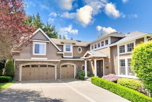 Exterior - 2BR Hideaway: Bar Vibes, Game & LEGO Joy @Bellevue (Bellevue)
