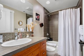 Hair dryer - 2BR Hideaway: Bar Vibes, Game & LEGO Joy @Bellevue (Bellevue)