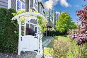A residential property with a white gate, a covered walkway, and a well-maintained garden. - 2BR Hideaway: Bar Vibes, Game & LEGO Joy @Bellevue (Bellevue)