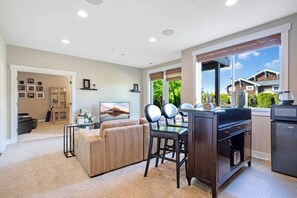 TV - 2BR Hideaway: Bar Vibes, Game & LEGO Joy @Bellevue (Bellevue)
