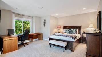 5 slaapkamers, een bureau, een strijkplank/strijkijzer, reisbedje