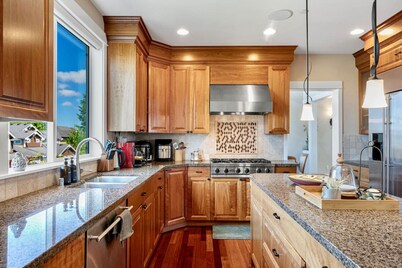 Stylish Bellevue 5BR/2.5BA Upper Unit | LEGO Fun!