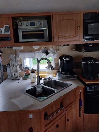 Cozy 2-bedroom RV with WiFi, AC in welcoming Orange