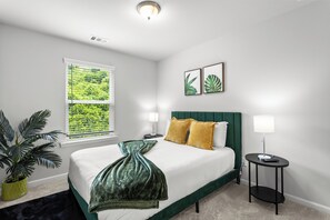 4 bedrooms, iron/ironing board, WiFi, bed sheets - Modern 4BR/4B Near Downtown ATL (Atlanta)