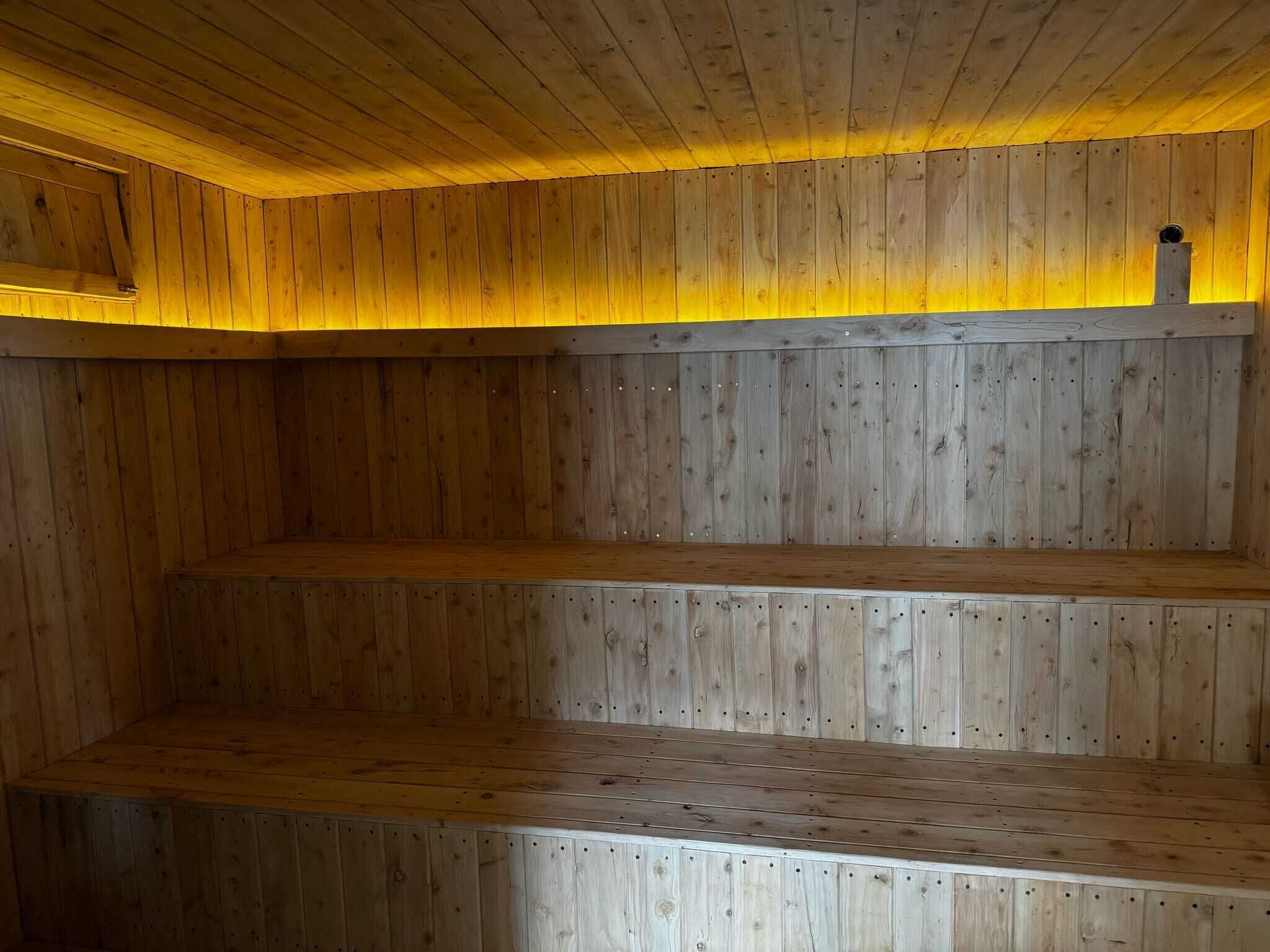 Un interno in legno con soffitto spiovente e sedute integrate.