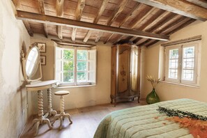 7 bedrooms, iron/ironing board, free WiFi, bed sheets - 7BR Tuscan Oasis with Pool (Capannori)