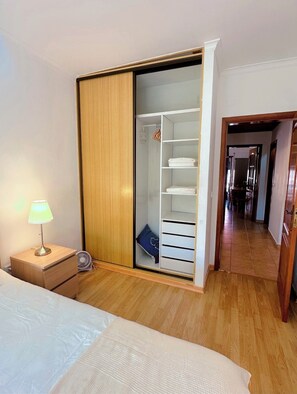 2 habitaciones, tabla de planchar con plancha, wifi y ropa de cama 