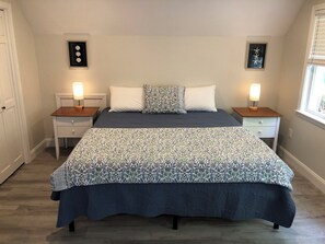 2 bedrooms, WiFi, bed sheets - Cape Escape: Beaches and Bonfires with King bed (Falmouth)