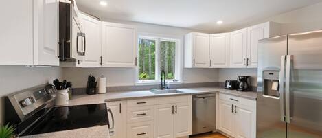 Microondas, horno, parrilla de estufa y lavavajillas