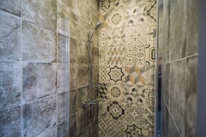 Double Room with Terrace | Bathroom | Shower, free toiletries, hair dryer, slippers - Hotel Day Inn (Tbilisi)