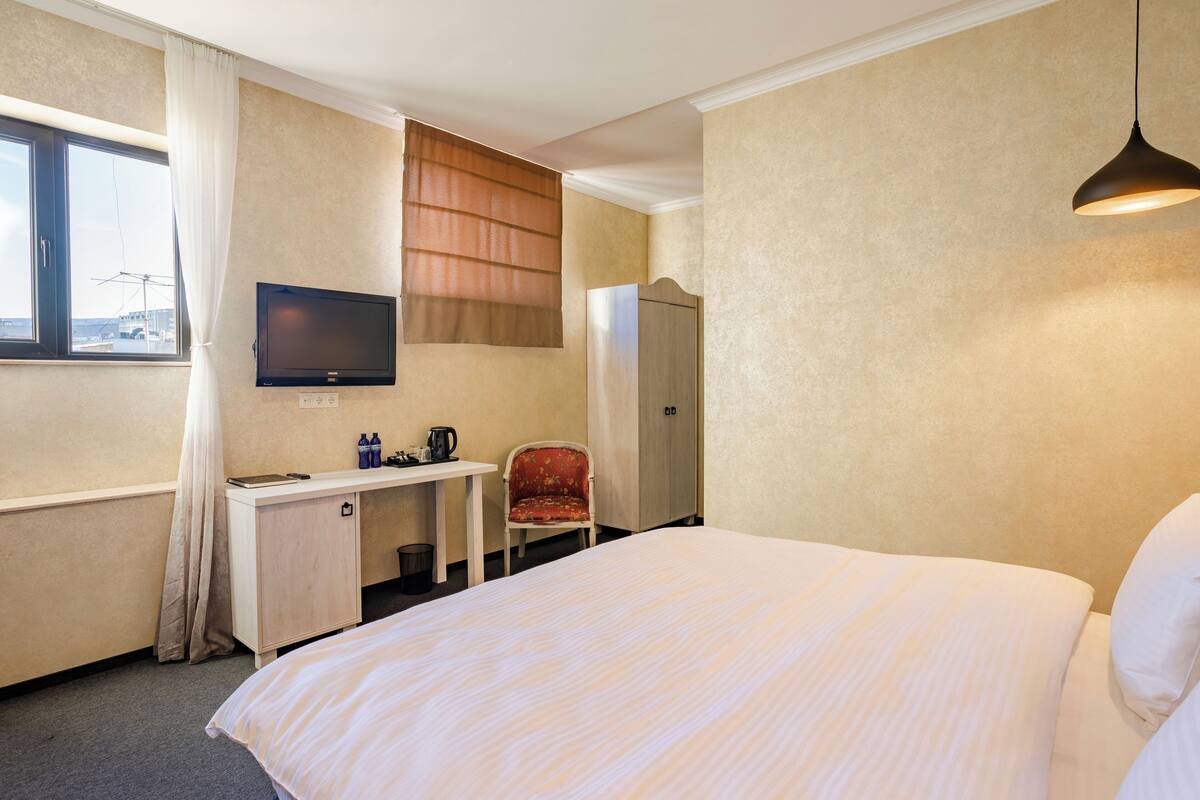 Deluxe Double Room | In-room safe, blackout drapes, soundproofing, free WiFi
