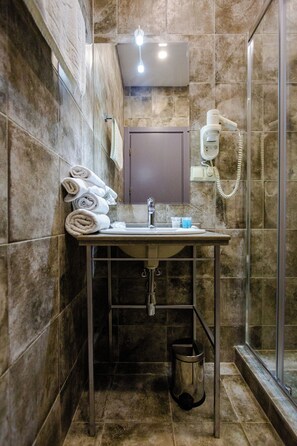Deluxe Double Room | Bathroom | Shower, free toiletries, hair dryer, slippers