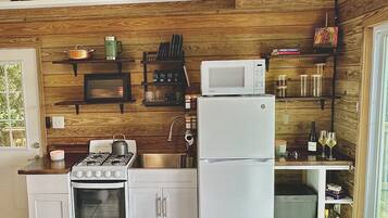 KĂŒhlschrank, Mikrowelle, Ofen, Herdplatte