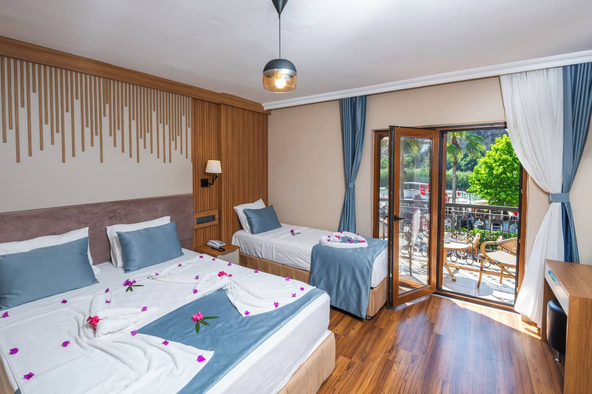 Quarto triplo standard, vista para o rio | Roupas de cama premium, escrivaninha, espaço de trabalho para notebook