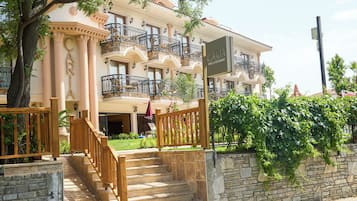 Vista frontal de la propiedad