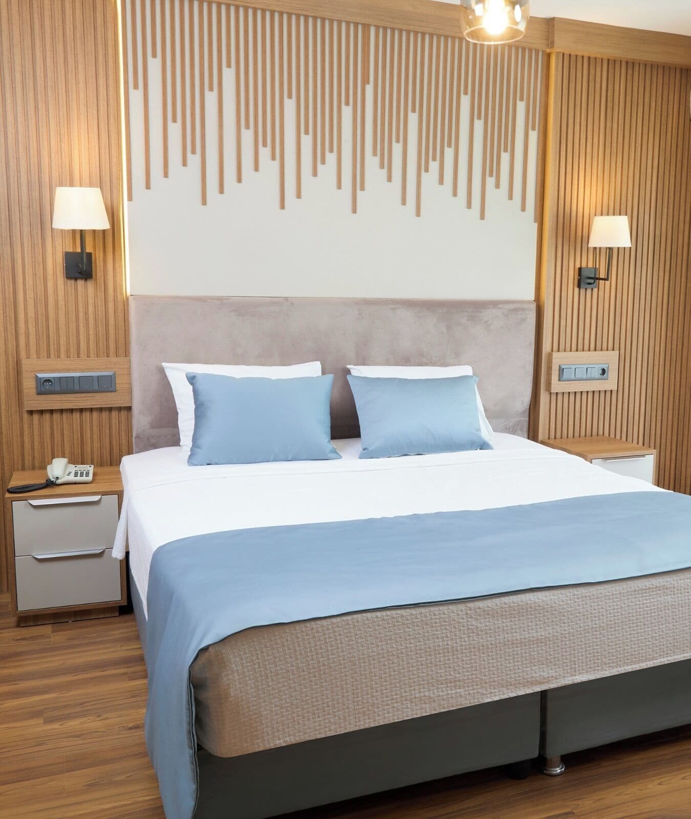 Hochwertige Bettwaren, Schreibtisch, laptopgeeigneter Arbeitsplatz