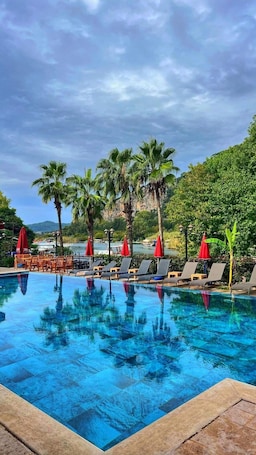 Una piscina al aire libre. Dalyan Caria Hotel
