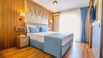 Premium bedding, desk, laptop workspace, free cribs/infant beds