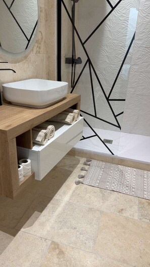 Séchoir à cheveux, serviettes fournies, papier de toilette
