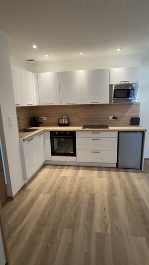 冰箱、微波炉、烤箱、炉灶