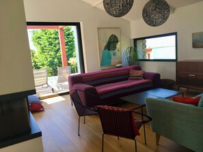 Smart TV, fireplace, video games, DVD player