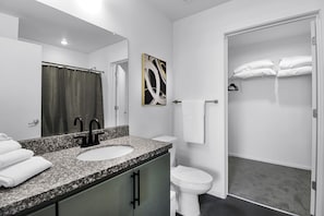 Classic-huoneisto, parveke, näköala uima-altaalle | Kylpyhuone | Ilmaiset hygieniatuotteet, hiustenkuivaaja, pyyhkeet, saippua