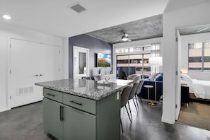 Fridge, microwave, oven, stovetop - Phoenix Urban Luxury Escape (Phoenix)