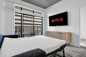 Apartemen, 2 kamar tidur | Area keluarga | Televisi layar datar 65-inci dengan saluran TV kabel