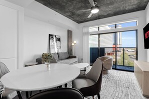 Appartement, 2 slaapkamers, balkon, uitzicht op de stad | Dineren op de kamer
