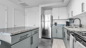 Classic Apartment, Balcony, City View | Private kitchen