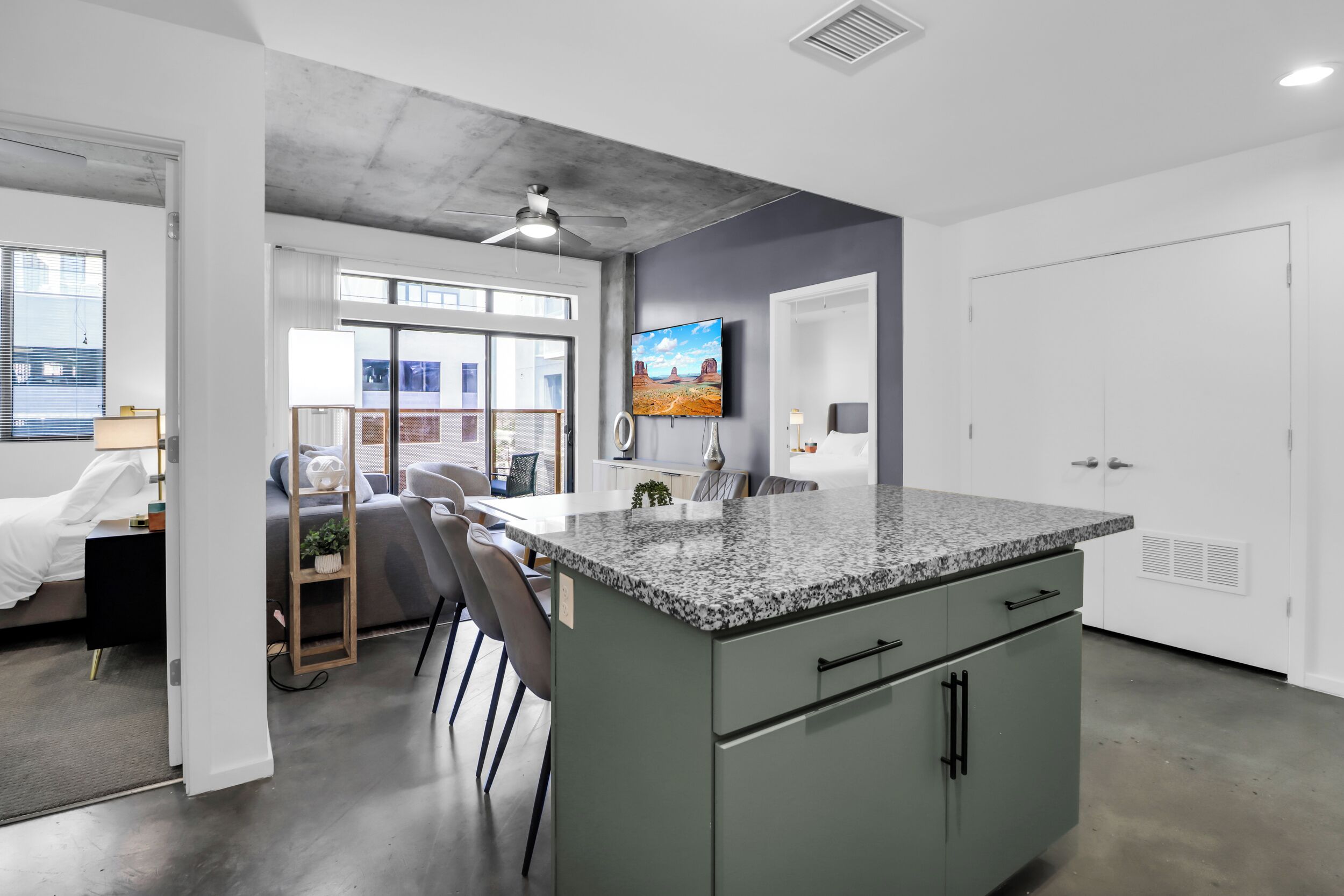 Lemari es, microwave, oven, dan kompor