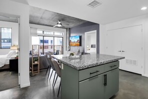 Een koelkast, een microgolfoven, een oven, een kookplaat