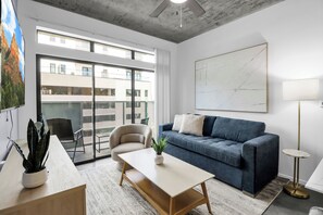 Téléviseur à écran plat de 65 po avec télévision par câble