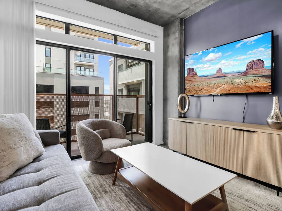 Apartamento clásico, 2 habitaciones | Zona de estar | Televisión de pantalla plana de 65 pulgadas con canales por cable