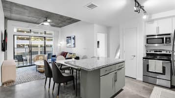 Departamento, vista a la alberca | Cocina privada | Refrigerador, microondas, horno y parrilla de estufa