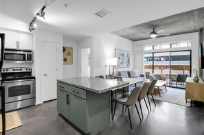 Classic Apartment, 2 Bedrooms | Private kitchen | Fridge, microwave, oven, stovetop - Phoenix Urban Luxury Escape (Phoenix)