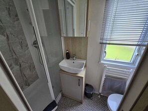 Douche, sèche-cheveux, serviettes fournies