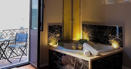 Wine & Jacuzzi Suite King