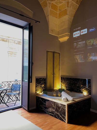 Wine & Jacuzzi Suite King