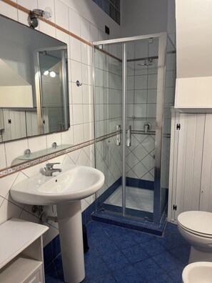 Douche, séchoir à cheveux, bidet, serviettes fournies