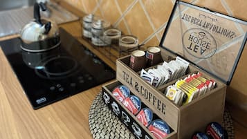 KĂŒhlschrank, Herdplatte, Wasserkocher mit Kaffee-/Teezubehör