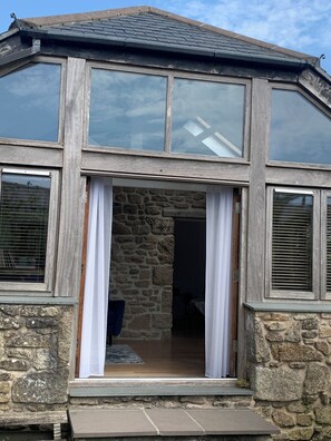 تفاصيل الفندق من الخارج