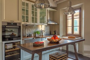 Frigorifero, microonde, forno, piano cottura