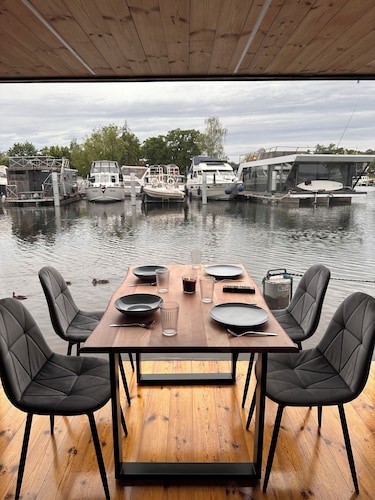 Hausboot mit Sauna & Kamin – Entspannung pur auf dem Wasser inmitten der Natur