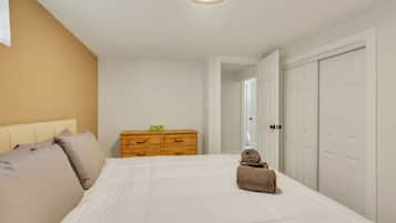 4 bedrooms, desk, iron/ironing board, WiFi