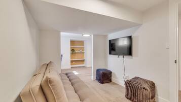 تلفزيون، ألعاب فيديو، مكتب