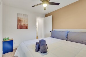 4 bedrooms, desk, iron/ironing board, WiFi - Vacation Launch Pad - Great for Groups! (Arvada)